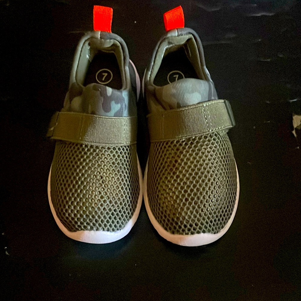Cat and Jack sm child shoes or play sz 7 for the beach Excellent wear Velcro